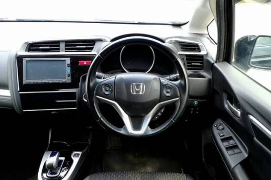 File:Honda FIT HYBRID・F Comfort Edition (DAA-GP5) interior.jpg